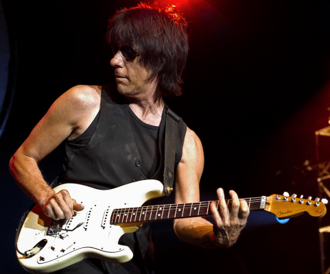 Jeff Beck's Guitar Style - Jeff playing his signature Stratocaster onstage