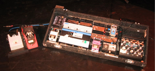 Jeff Beck's Guitar Style - Jeff's effects pedalboard