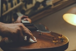 Guitar Polish Review – Polishing the body of an electric guitar